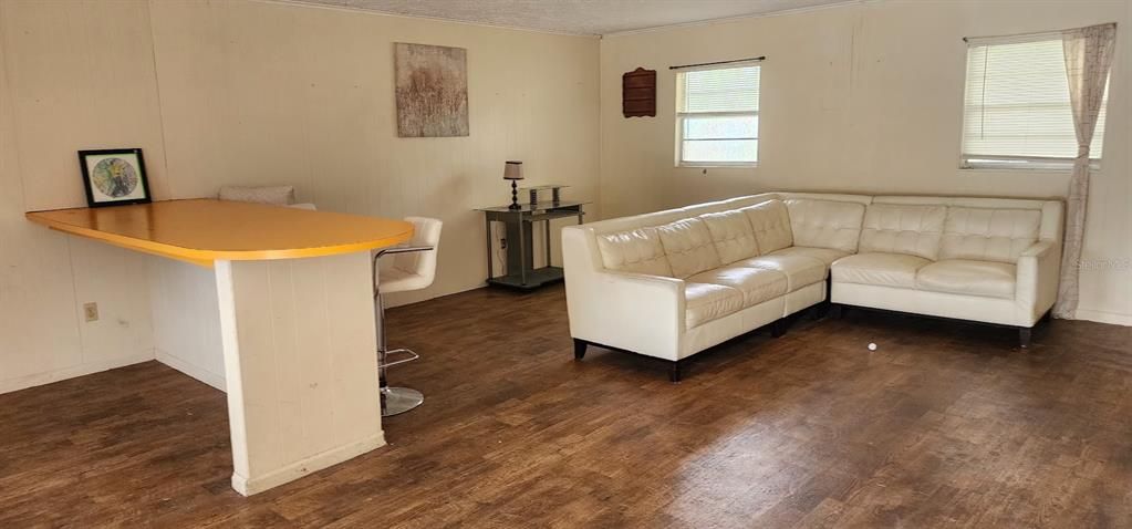For Rent: $1,350 (2 beds, 1 baths, 900 Square Feet)