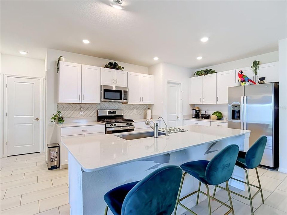 For Sale: $440,000 (6 beds, 3 baths, 2580 Square Feet)