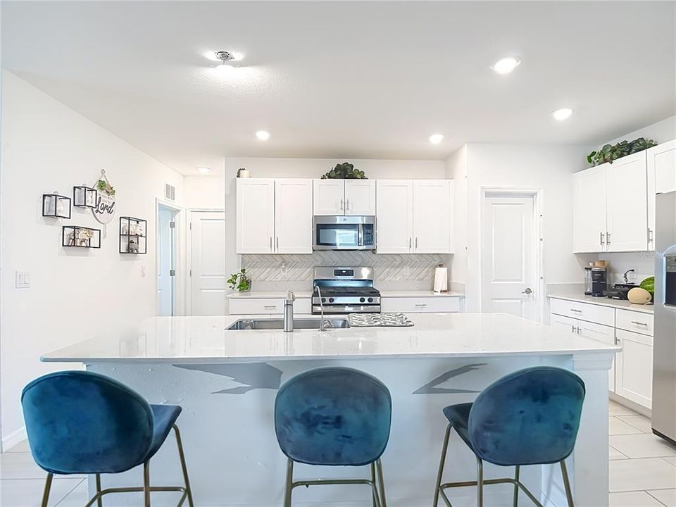 For Sale: $440,000 (6 beds, 3 baths, 2580 Square Feet)