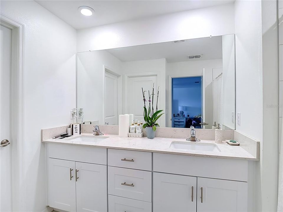 For Sale: $440,000 (6 beds, 3 baths, 2580 Square Feet)