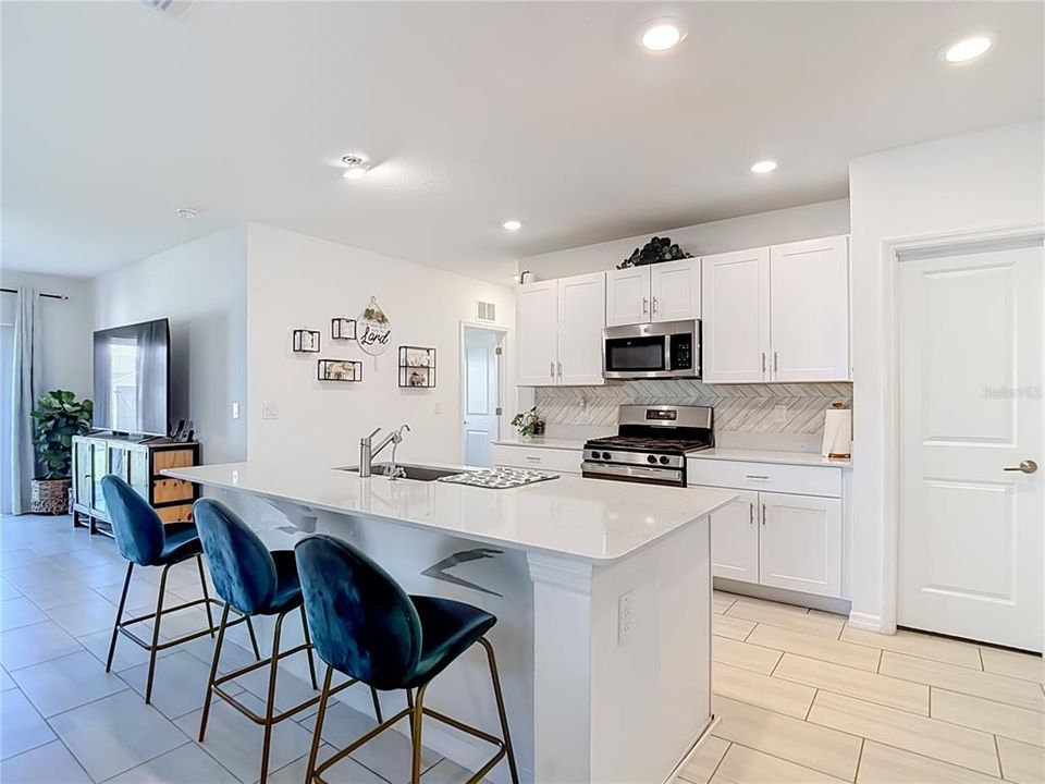 For Sale: $440,000 (6 beds, 3 baths, 2580 Square Feet)