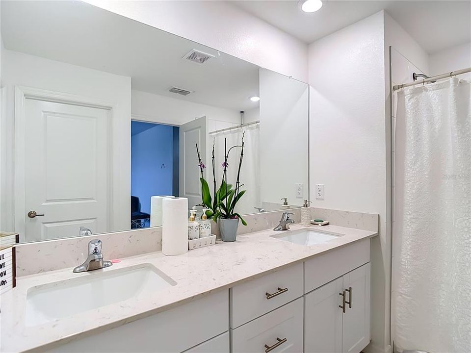 For Sale: $440,000 (6 beds, 3 baths, 2580 Square Feet)