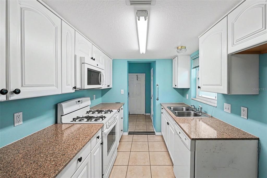 For Sale: $147,000 (2 beds, 2 baths, 950 Square Feet)
