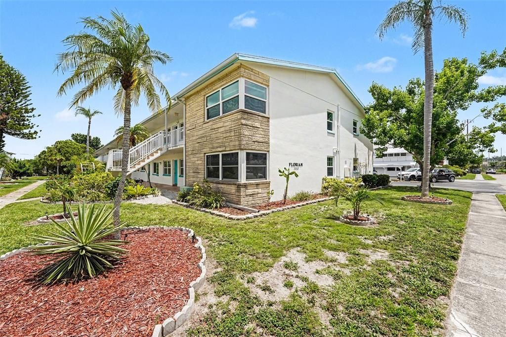 For Sale: $147,000 (2 beds, 2 baths, 950 Square Feet)