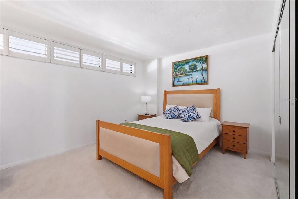 Active With Contract: $4,000 (2 beds, 2 baths, 1555 Square Feet)