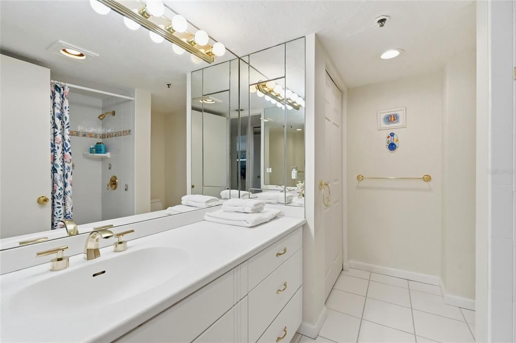 Active With Contract: $4,000 (2 beds, 2 baths, 1555 Square Feet)