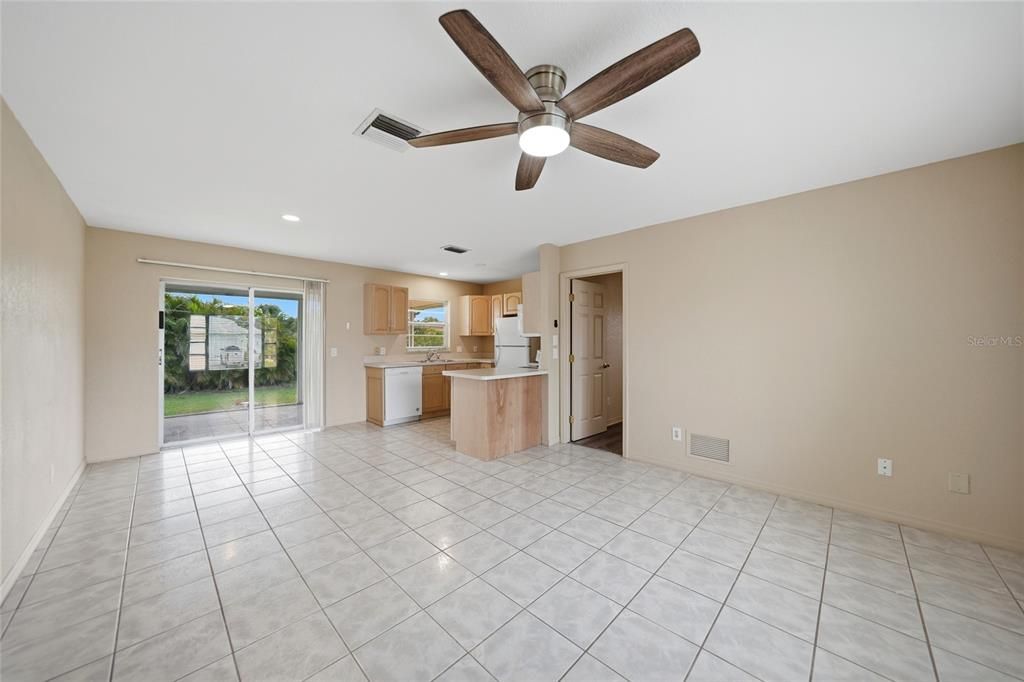 For Sale: $220,000 (2 beds, 2 baths, 948 Square Feet)