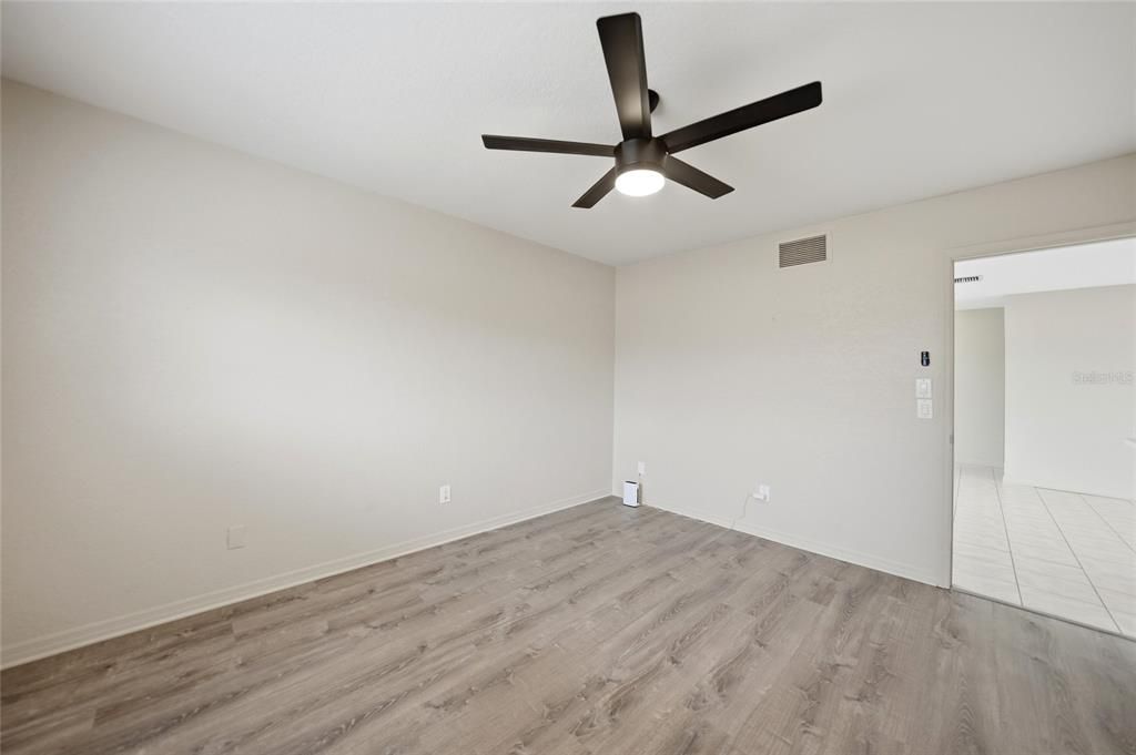 For Sale: $220,000 (2 beds, 2 baths, 948 Square Feet)