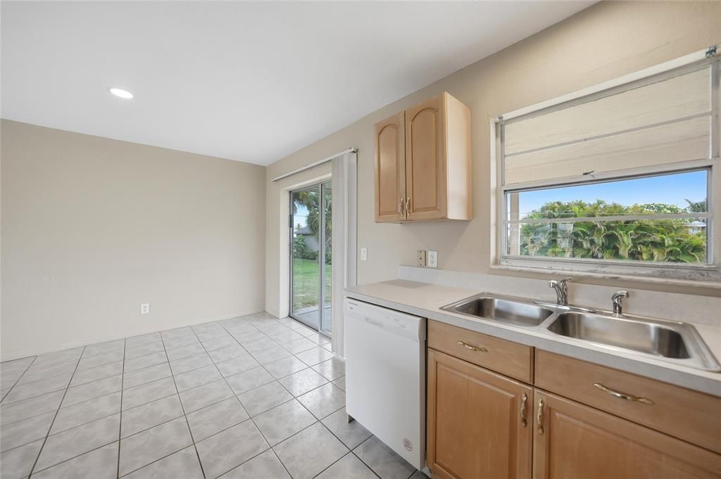 For Sale: $220,000 (2 beds, 2 baths, 948 Square Feet)