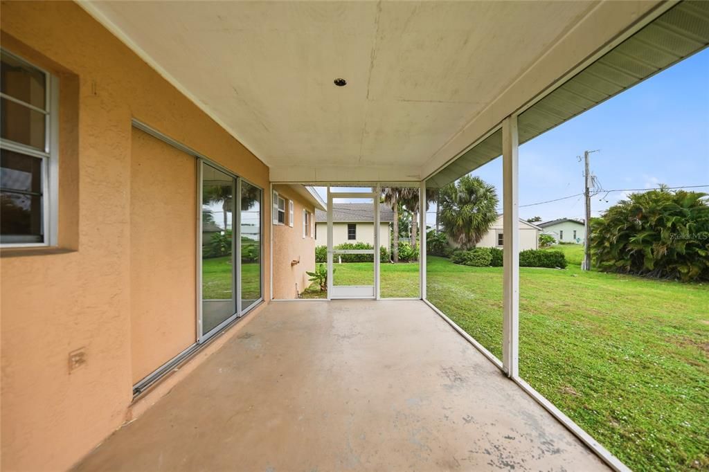 For Sale: $220,000 (2 beds, 2 baths, 948 Square Feet)