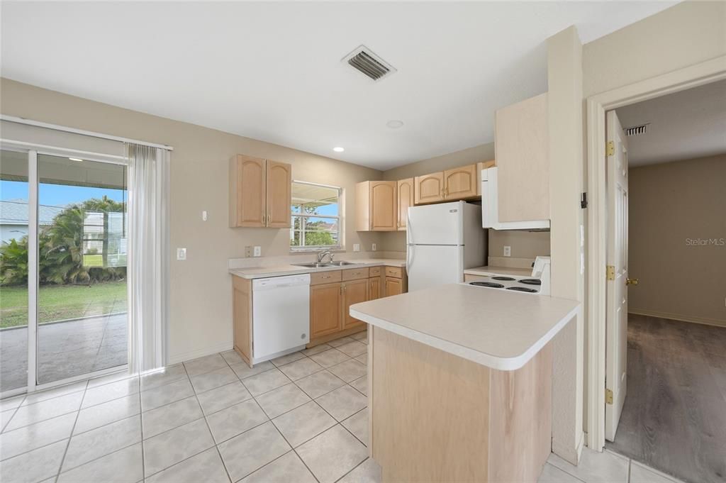 For Sale: $220,000 (2 beds, 2 baths, 948 Square Feet)