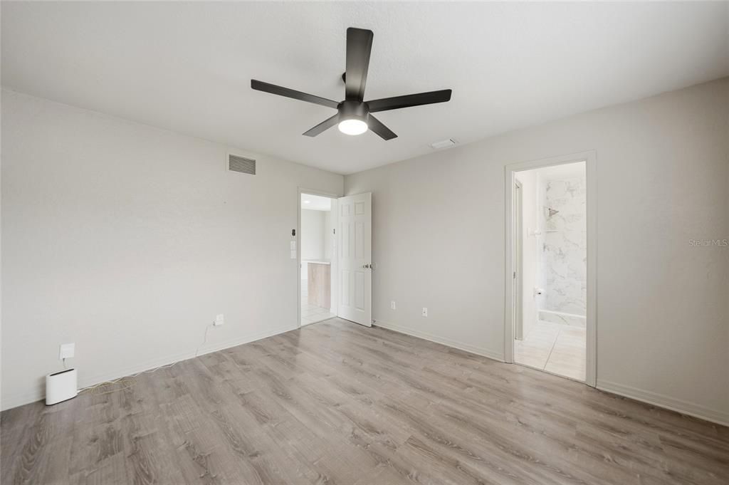 For Sale: $220,000 (2 beds, 2 baths, 948 Square Feet)