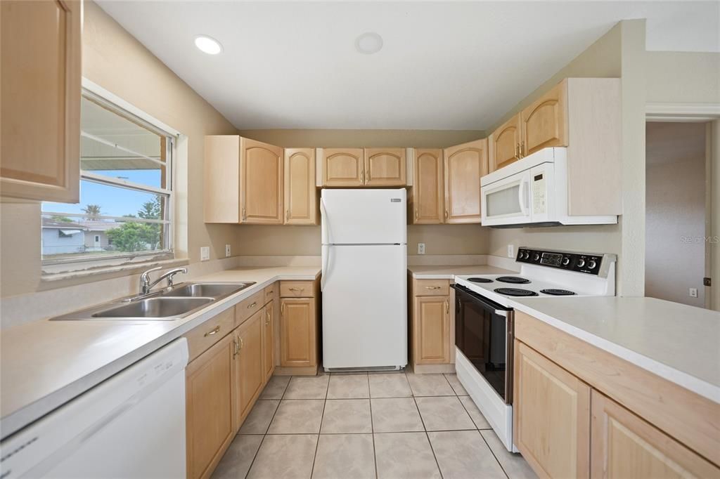 For Sale: $220,000 (2 beds, 2 baths, 948 Square Feet)