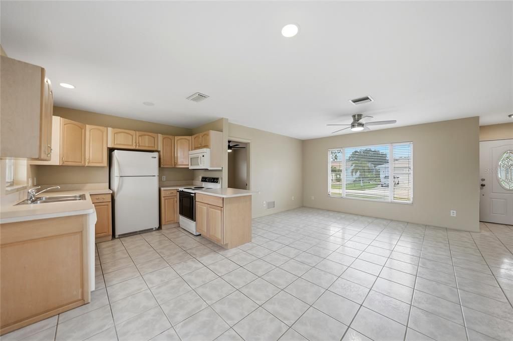 For Sale: $220,000 (2 beds, 2 baths, 948 Square Feet)