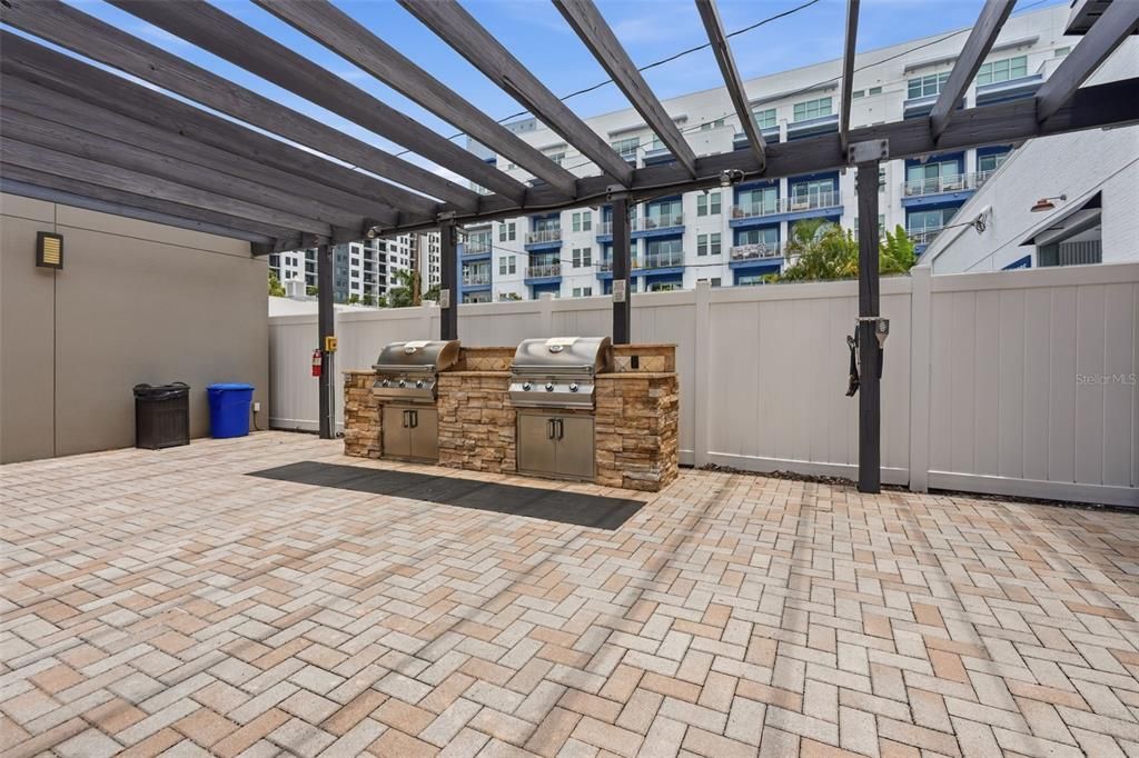 For Sale: $450,000 (1 beds, 1 baths, 892 Square Feet)
