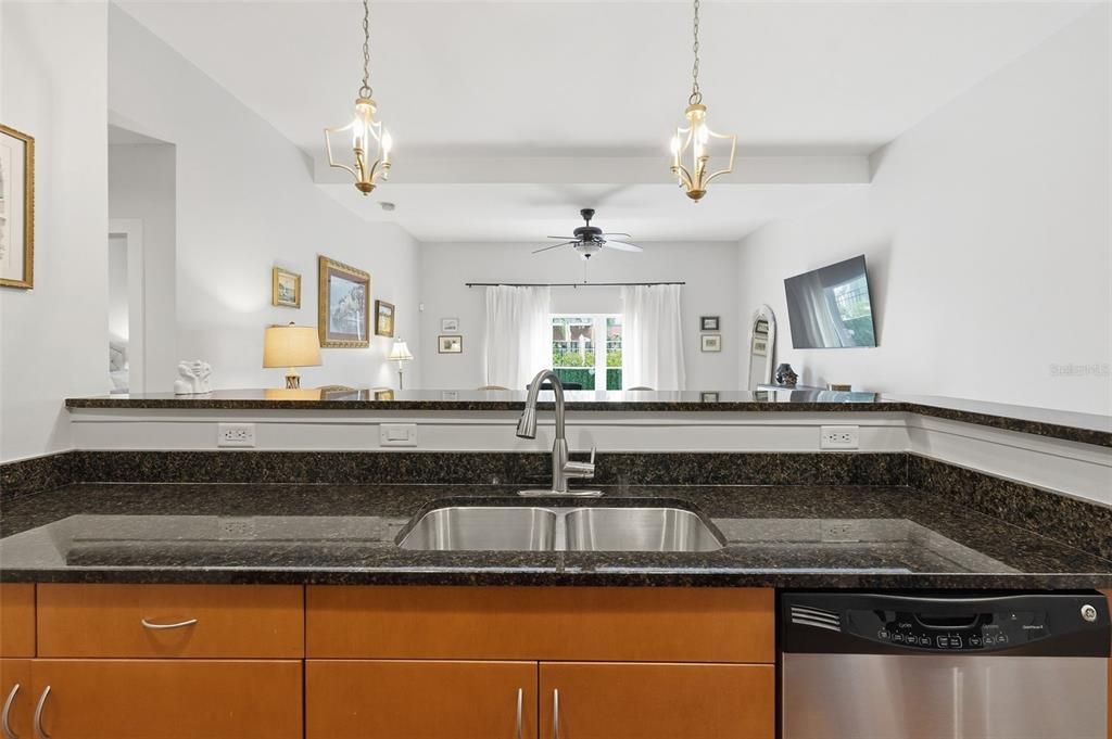 For Sale: $450,000 (1 beds, 1 baths, 892 Square Feet)