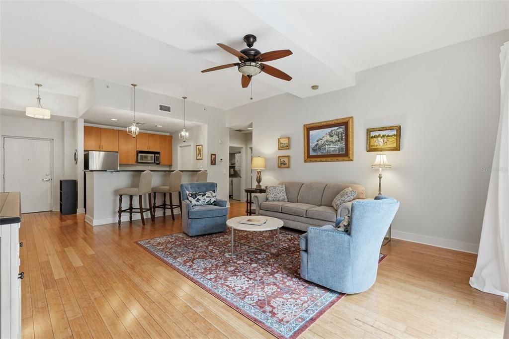 For Sale: $450,000 (1 beds, 1 baths, 892 Square Feet)