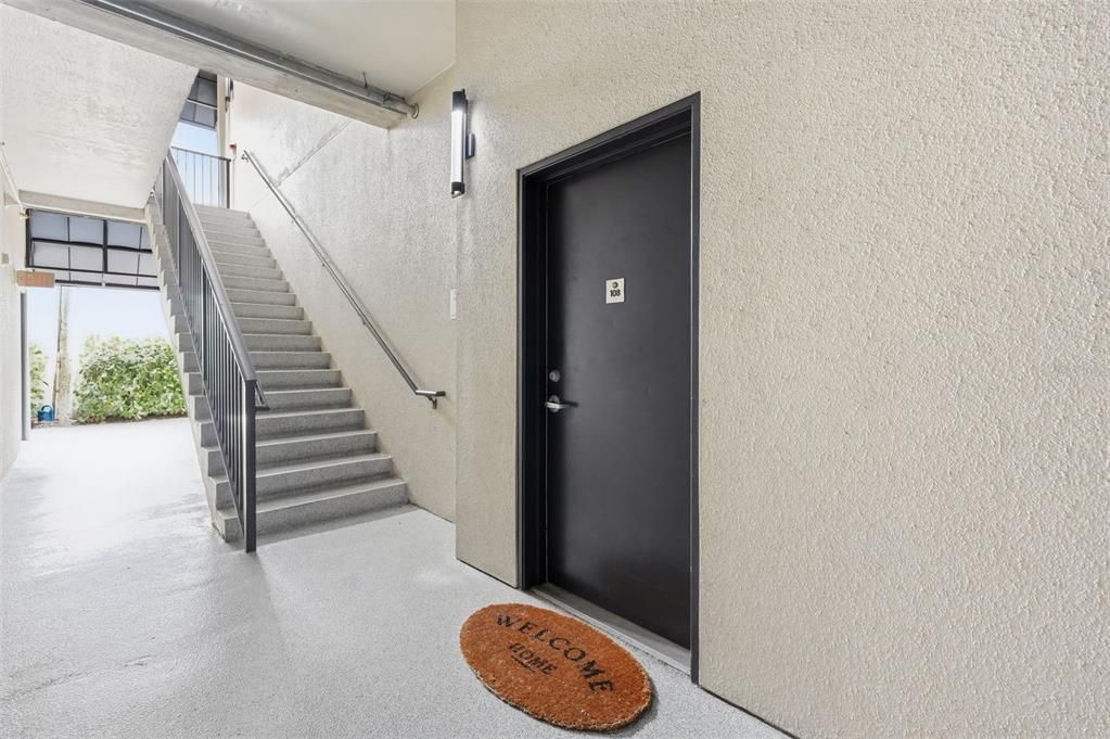 For Sale: $450,000 (1 beds, 1 baths, 892 Square Feet)