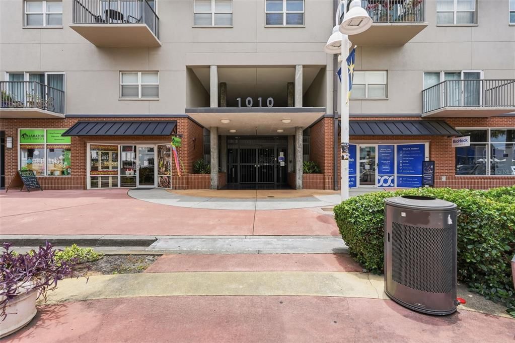 For Sale: $450,000 (1 beds, 1 baths, 892 Square Feet)