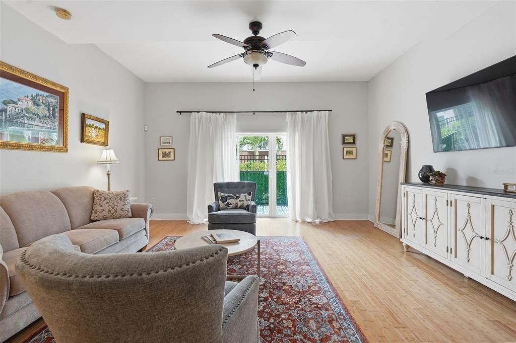 For Sale: $450,000 (1 beds, 1 baths, 892 Square Feet)