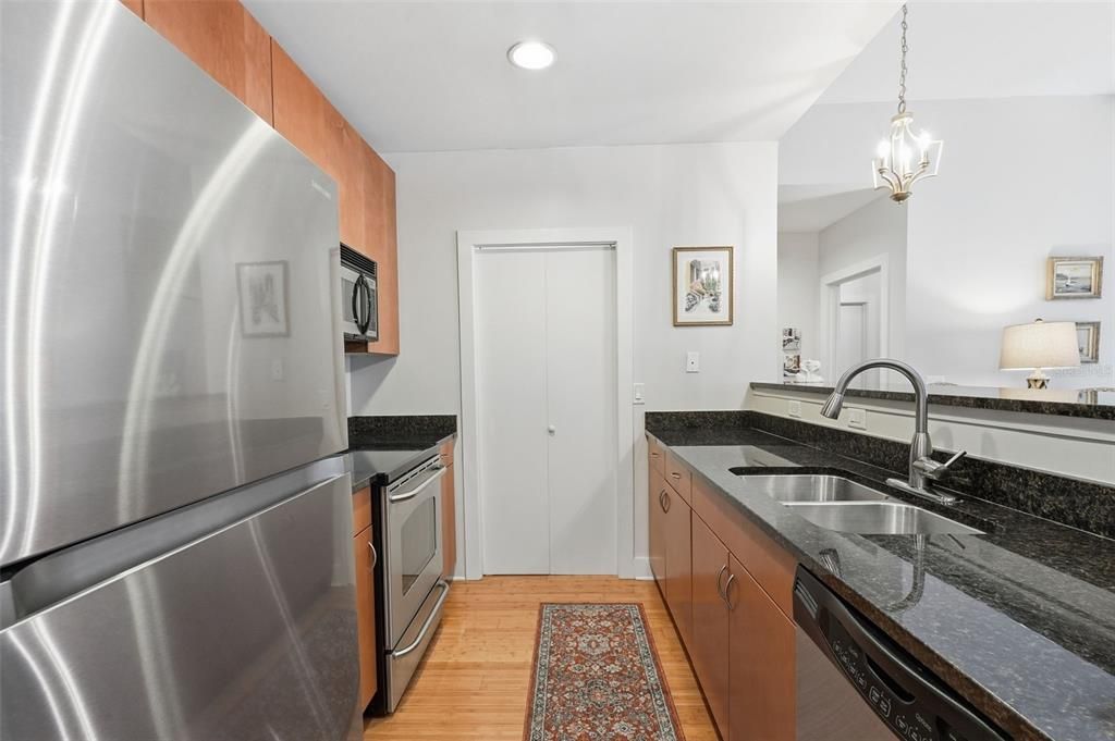 For Sale: $450,000 (1 beds, 1 baths, 892 Square Feet)
