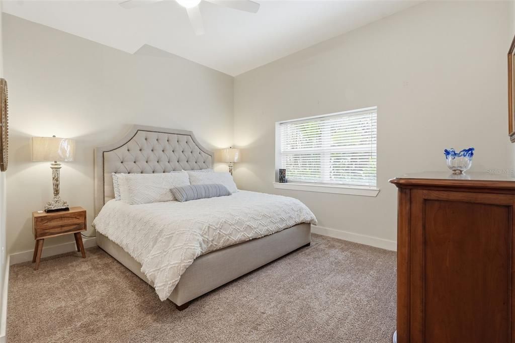 For Sale: $450,000 (1 beds, 1 baths, 892 Square Feet)