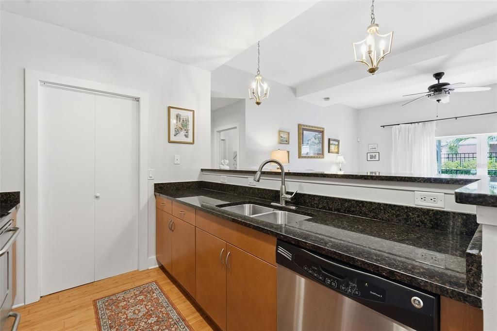 For Sale: $450,000 (1 beds, 1 baths, 892 Square Feet)