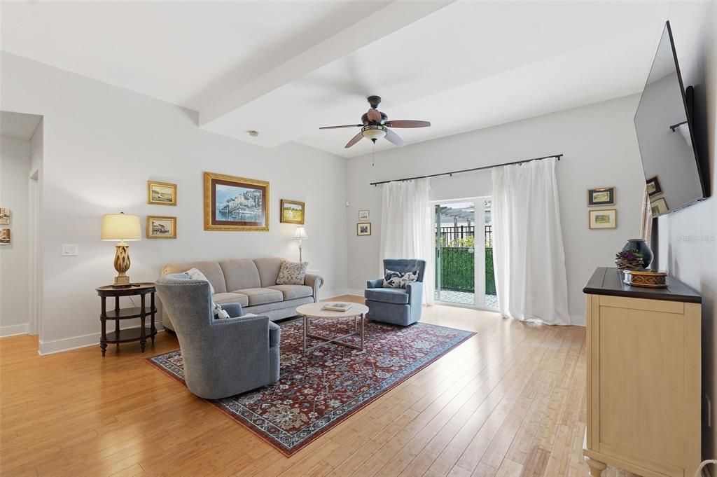 For Sale: $450,000 (1 beds, 1 baths, 892 Square Feet)