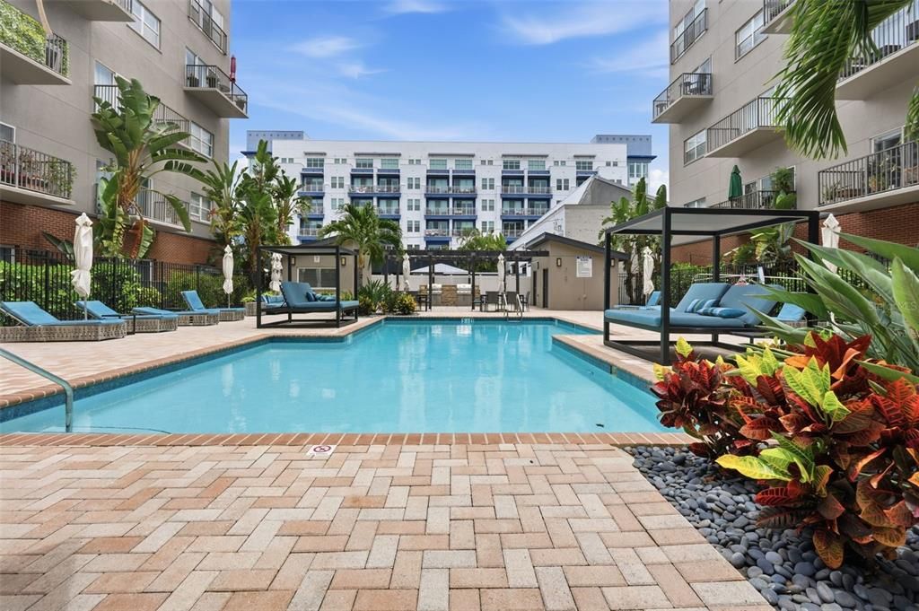 For Sale: $450,000 (1 beds, 1 baths, 892 Square Feet)