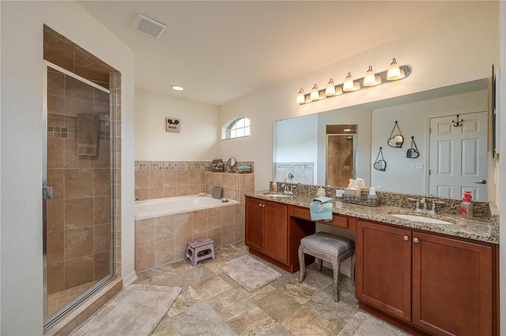For Sale: $300,000 (3 beds, 2 baths, 1919 Square Feet)