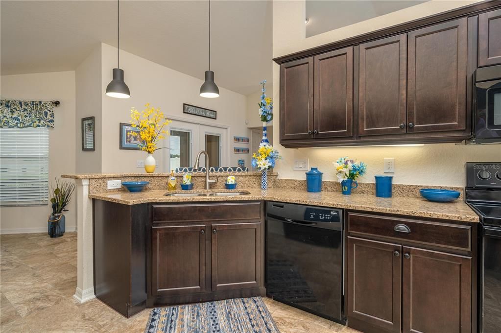 For Sale: $300,000 (3 beds, 2 baths, 1919 Square Feet)
