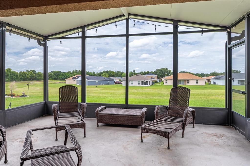 For Sale: $300,000 (3 beds, 2 baths, 1919 Square Feet)