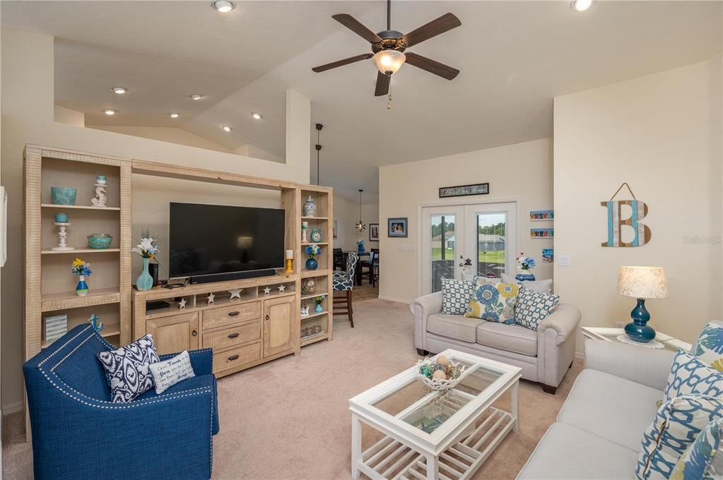 For Sale: $300,000 (3 beds, 2 baths, 1919 Square Feet)