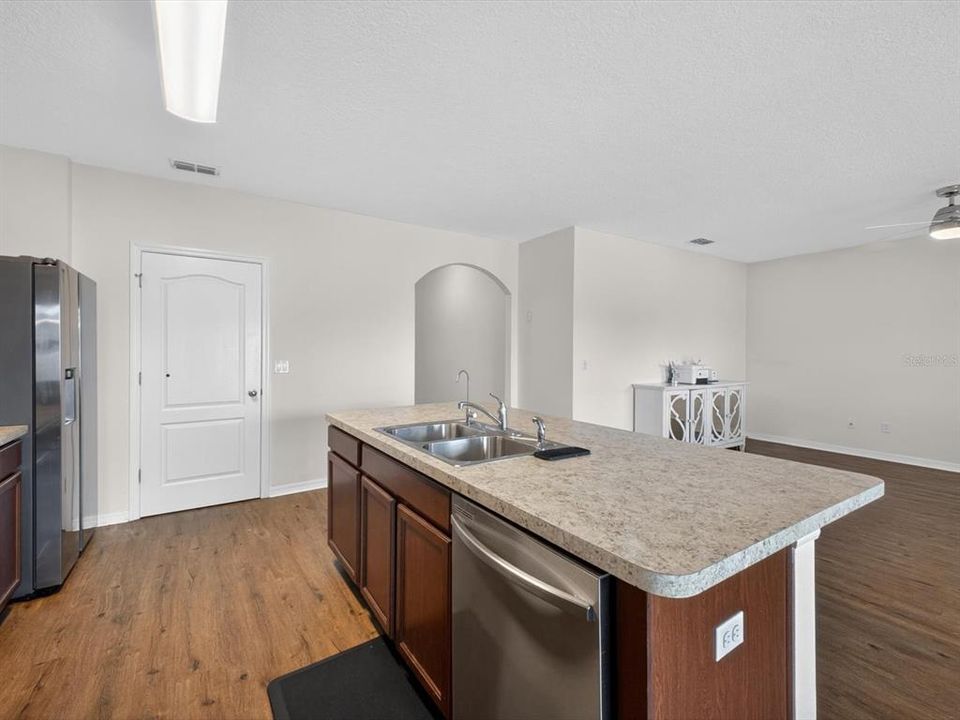 For Sale: $371,000 (3 beds, 2 baths, 1669 Square Feet)
