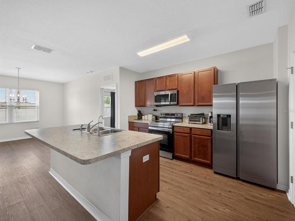 For Sale: $371,000 (3 beds, 2 baths, 1669 Square Feet)