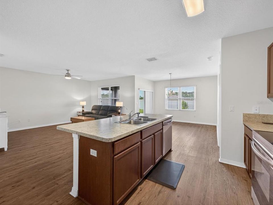 For Sale: $371,000 (3 beds, 2 baths, 1669 Square Feet)