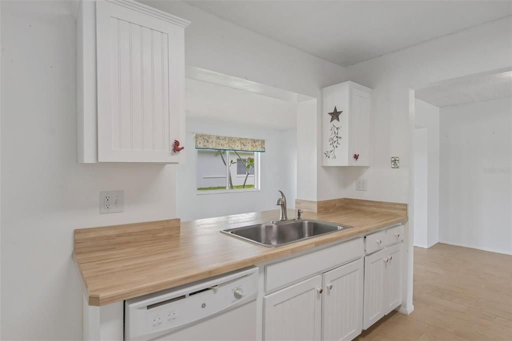 En Venta: $299,900 (2 camas, 2 baños, 1649 Pies cuadrados)