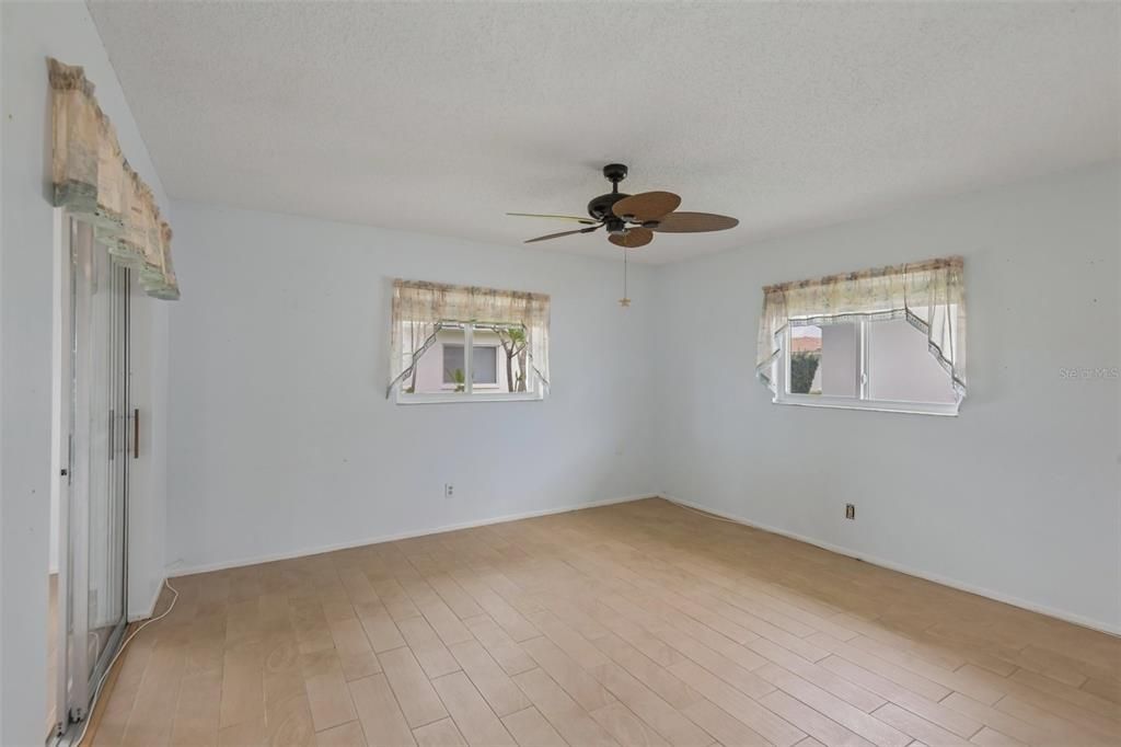 En Venta: $299,900 (2 camas, 2 baños, 1649 Pies cuadrados)