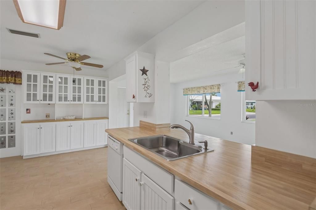 En Venta: $299,900 (2 camas, 2 baños, 1649 Pies cuadrados)