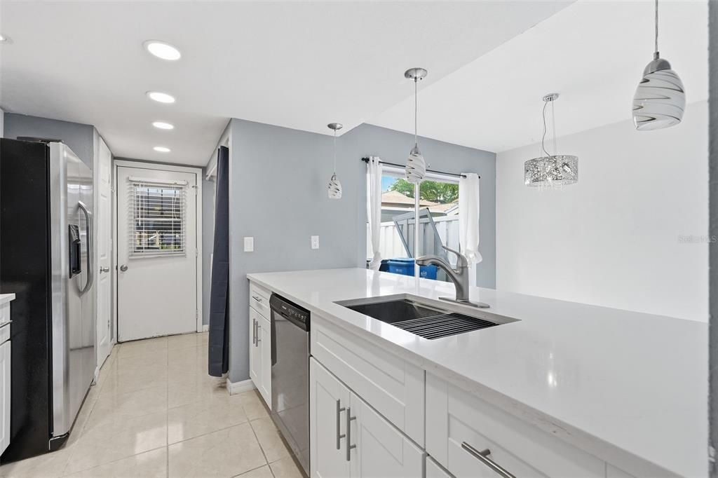 For Sale: $225,000 (2 beds, 1 baths, 1056 Square Feet)