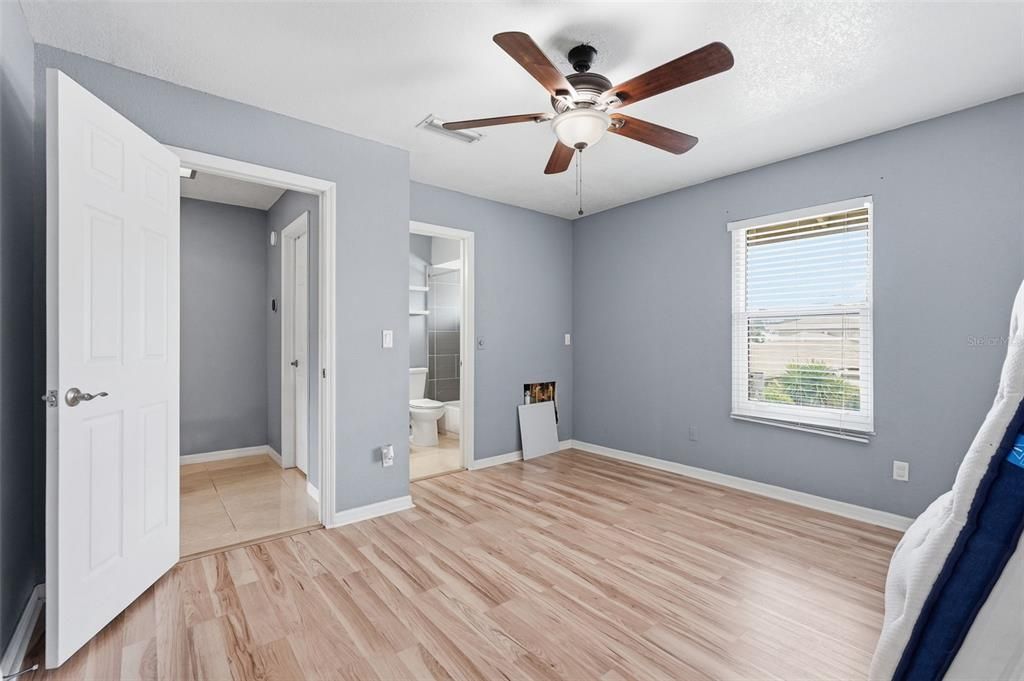 For Sale: $225,000 (2 beds, 1 baths, 1056 Square Feet)