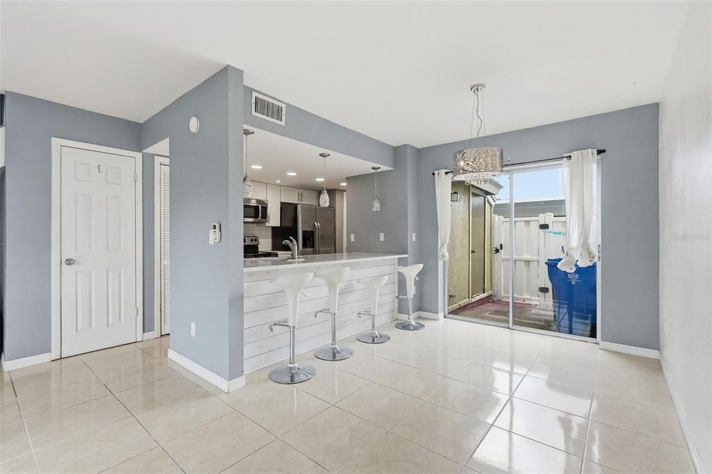For Sale: $225,000 (2 beds, 1 baths, 1056 Square Feet)