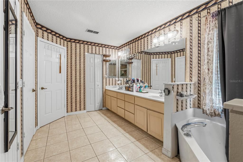 На продажу: $295,000 (3 спален, 2 ванн, 1872 Квадратных фут)
