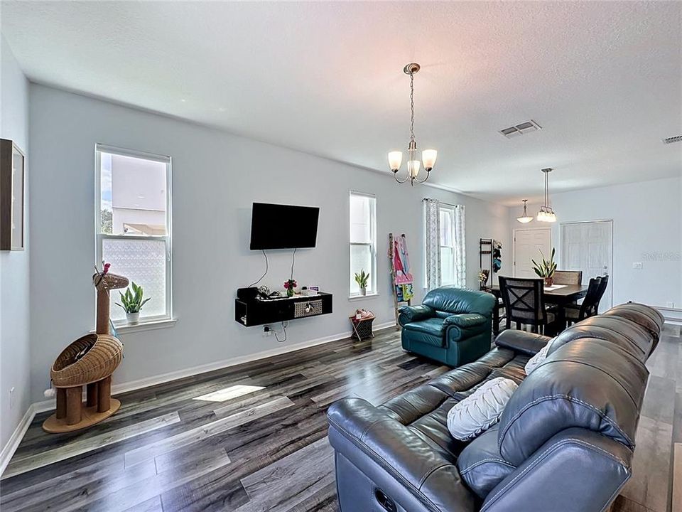 For Sale: $359,900 (3 beds, 2 baths, 1915 Square Feet)