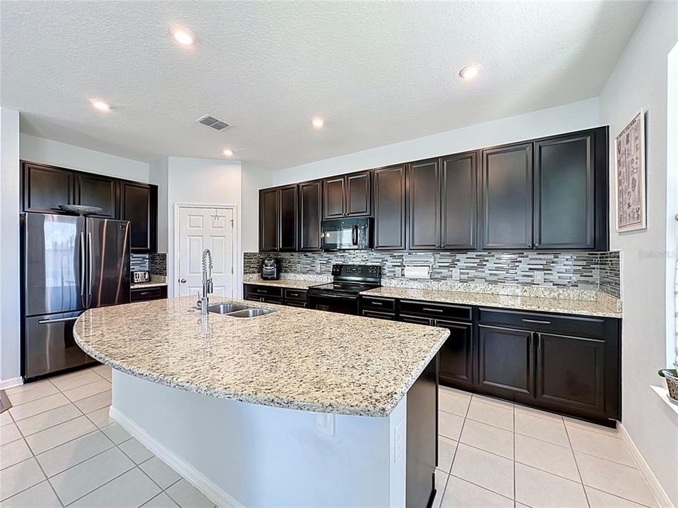 For Sale: $359,900 (3 beds, 2 baths, 1915 Square Feet)