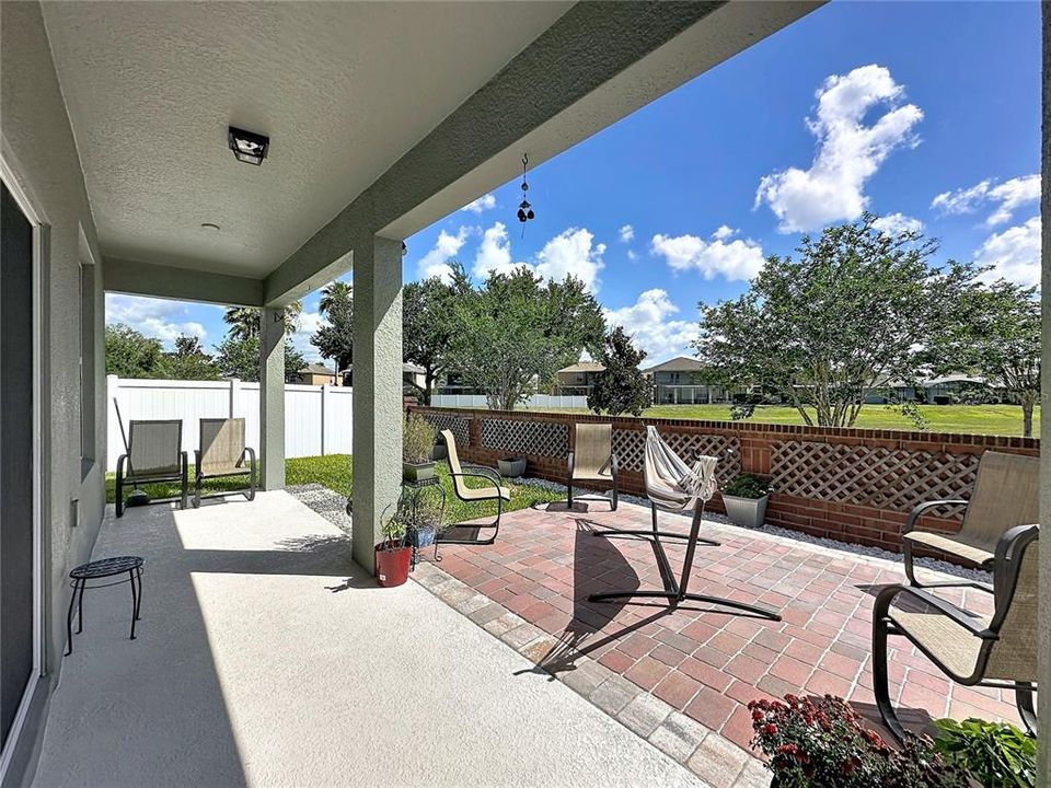 For Sale: $359,900 (3 beds, 2 baths, 1915 Square Feet)