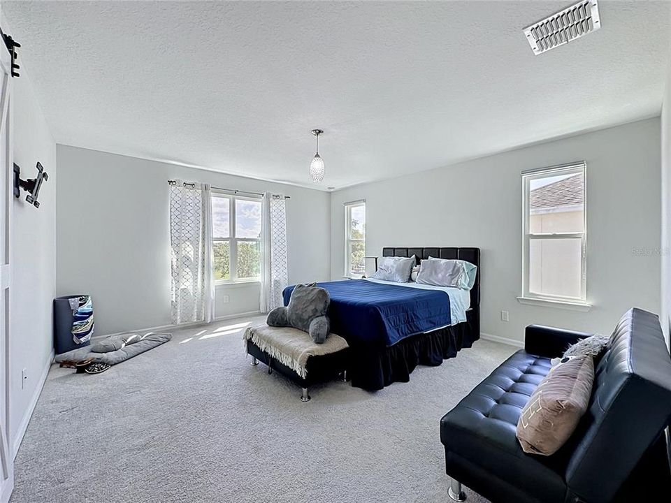 For Sale: $359,900 (3 beds, 2 baths, 1915 Square Feet)