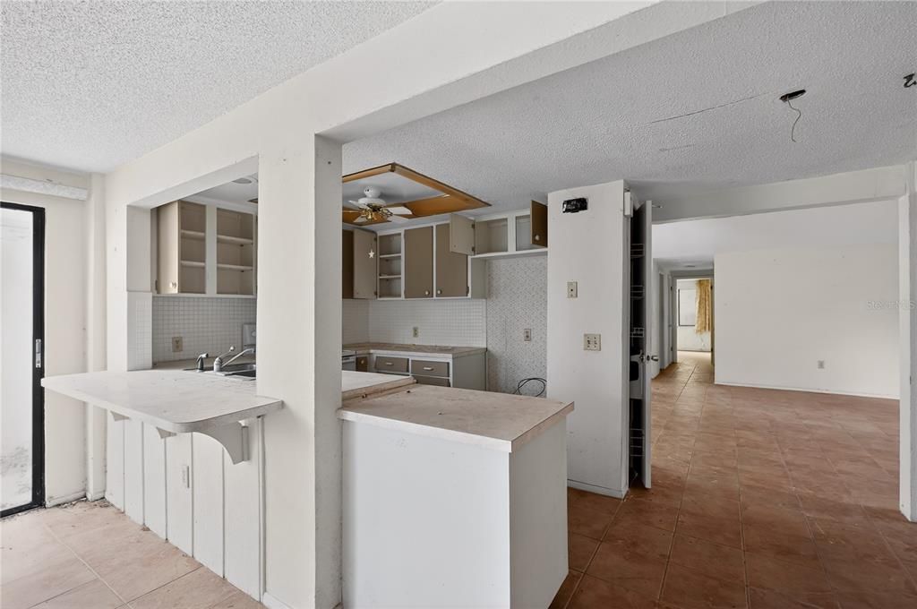 На продажу: $129,000 (2 спален, 2 ванн, 1464 Квадратных фут)