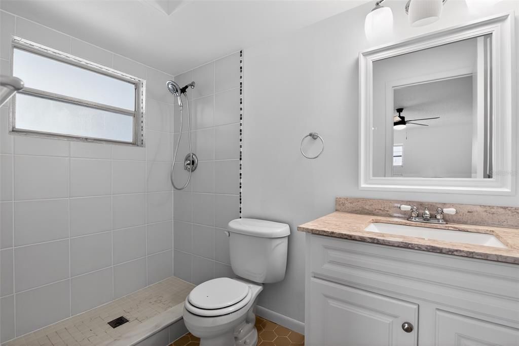 На продажу: $249,900 (2 спален, 2 ванн, 1360 Квадратных фут)