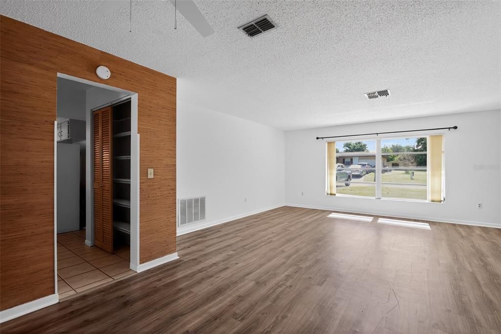 На продажу: $249,900 (2 спален, 2 ванн, 1360 Квадратных фут)